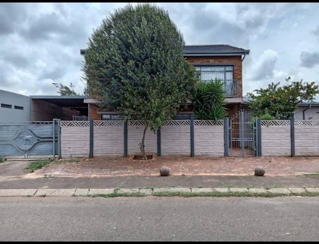 6 BEDROOM HOUSE FOR SALE IN LENASIA EXT 1